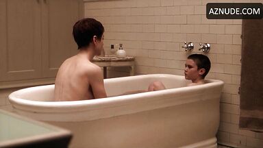 Nicole Kidman it is in the bathtub