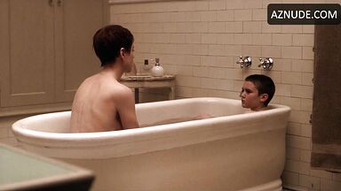 Nicole Kidman it is in the bathtub