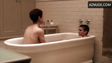 Nicole Kidman it is in the bathtub
