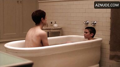 Nicole Kidman it is in the bathtub