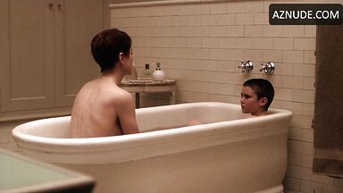 Nicole Kidman it is in the bathtub