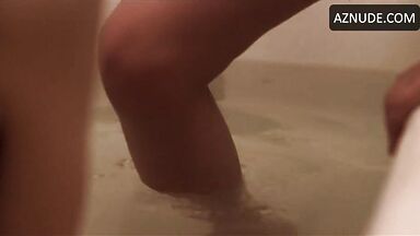 Nicole Kidman it is in the bathtub