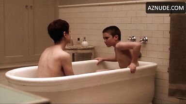 Nicole Kidman it is in the bathtub