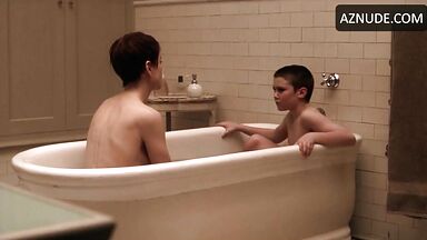 Nicole Kidman it is in the bathtub