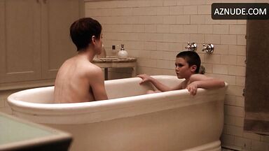Nicole Kidman it is in the bathtub