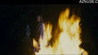 Nicole Kidman throws his clothes into the fire