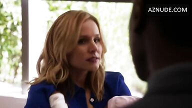 Kristen Bell breastfeed a child
