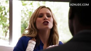 Kristen Bell breastfeed a child