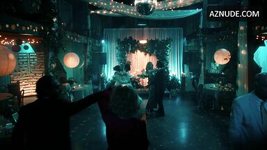 Jamie Lee Curtis Tiya Sircar Ariana DeBose Nicole Kidman dance on the dance floor