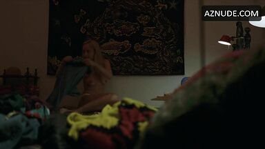 Dakota Johnson covers their beautifull tits
