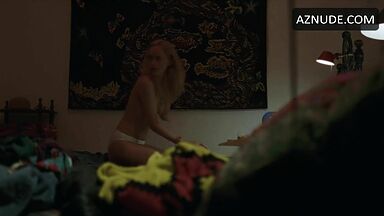 Dakota Johnson covers their beautifull tits