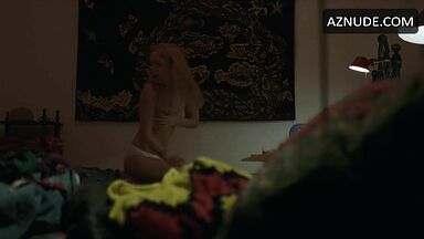 Dakota Johnson covers their beautifull tits