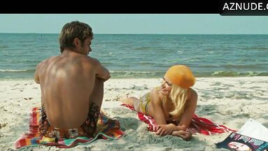 Nicole Kidman shows off her ass in a bikini