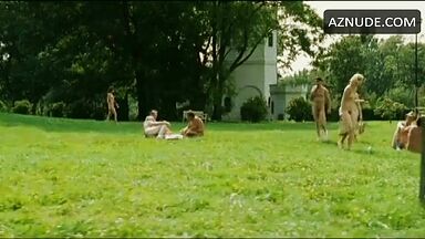 Nicole Kidman is naked in a place of ​​naked people