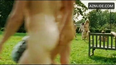 Nicole Kidman is naked in a place of ​​naked people