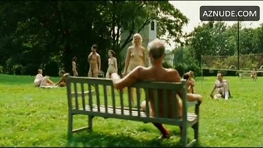 Nicole Kidman is naked in a place of ​​naked people