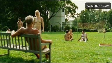 Nicole Kidman is naked in a place of ​​naked people