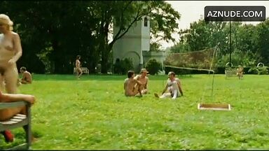 Nicole Kidman is naked in a place of ​​naked people