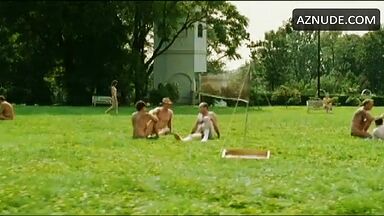 Nicole Kidman is naked in a place of ​​naked people