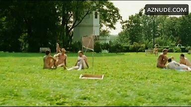 Nicole Kidman is naked in a place of ​​naked people