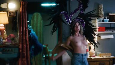 Alison Brie & Betty Gilpin sexies in Glow