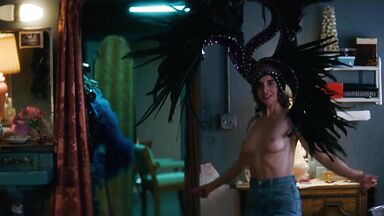 Alison Brie & Betty Gilpin sexies in Glow