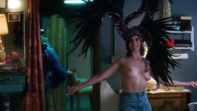 Alison Brie & Betty Gilpin sexies in Glow