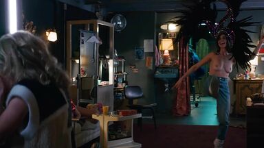 Alison Brie & Betty Gilpin sexies in Glow