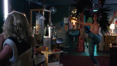 Alison Brie & Betty Gilpin sexies in Glow