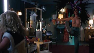 Alison Brie & Betty Gilpin sexies in Glow