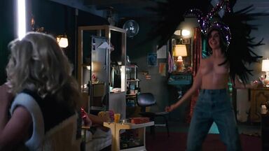 Alison Brie & Betty Gilpin sexies in Glow