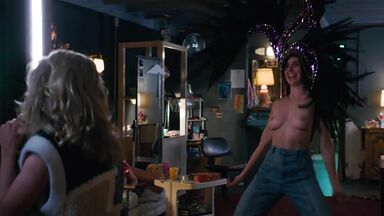 Alison Brie & Betty Gilpin sexies in Glow