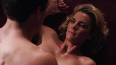 Alison Brie & Betty Gilpin sexies in Glow