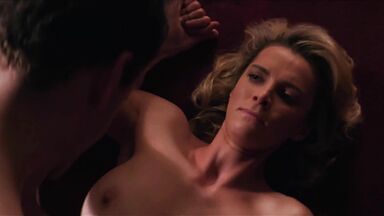 Alison Brie & Betty Gilpin sexies in Glow