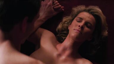 Alison Brie & Betty Gilpin sexies in Glow