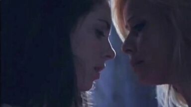 Alison Brie kissing lesbian