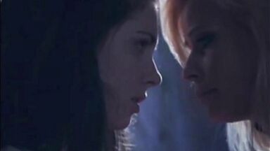 Alison Brie kissing lesbian
