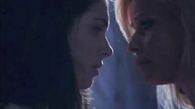 Alison Brie kissing lesbian