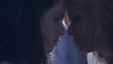 Alison Brie kissing lesbian