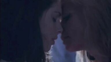 Alison Brie kissing lesbian