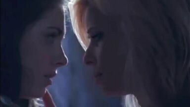 Alison Brie kissing lesbian