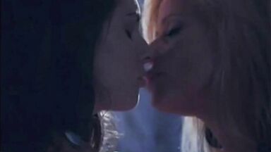 Alison Brie kissing lesbian