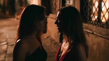 Alison Brie And Aubrey Plaza lesbic kiss