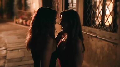 Alison Brie And Aubrey Plaza lesbic kiss