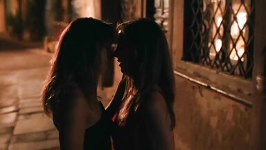 Alison Brie And Aubrey Plaza lesbic kiss
