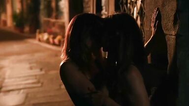 Alison Brie And Aubrey Plaza lesbic kiss