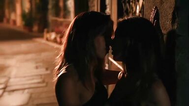 Alison Brie And Aubrey Plaza lesbic kiss