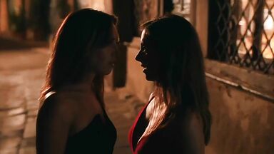 Alison Brie And Aubrey Plaza lesbic kiss