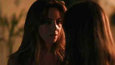 Alison Brie And Aubrey Plaza lesbic kiss