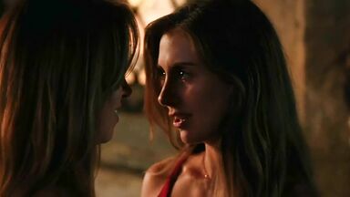 Alison Brie And Aubrey Plaza lesbic kiss